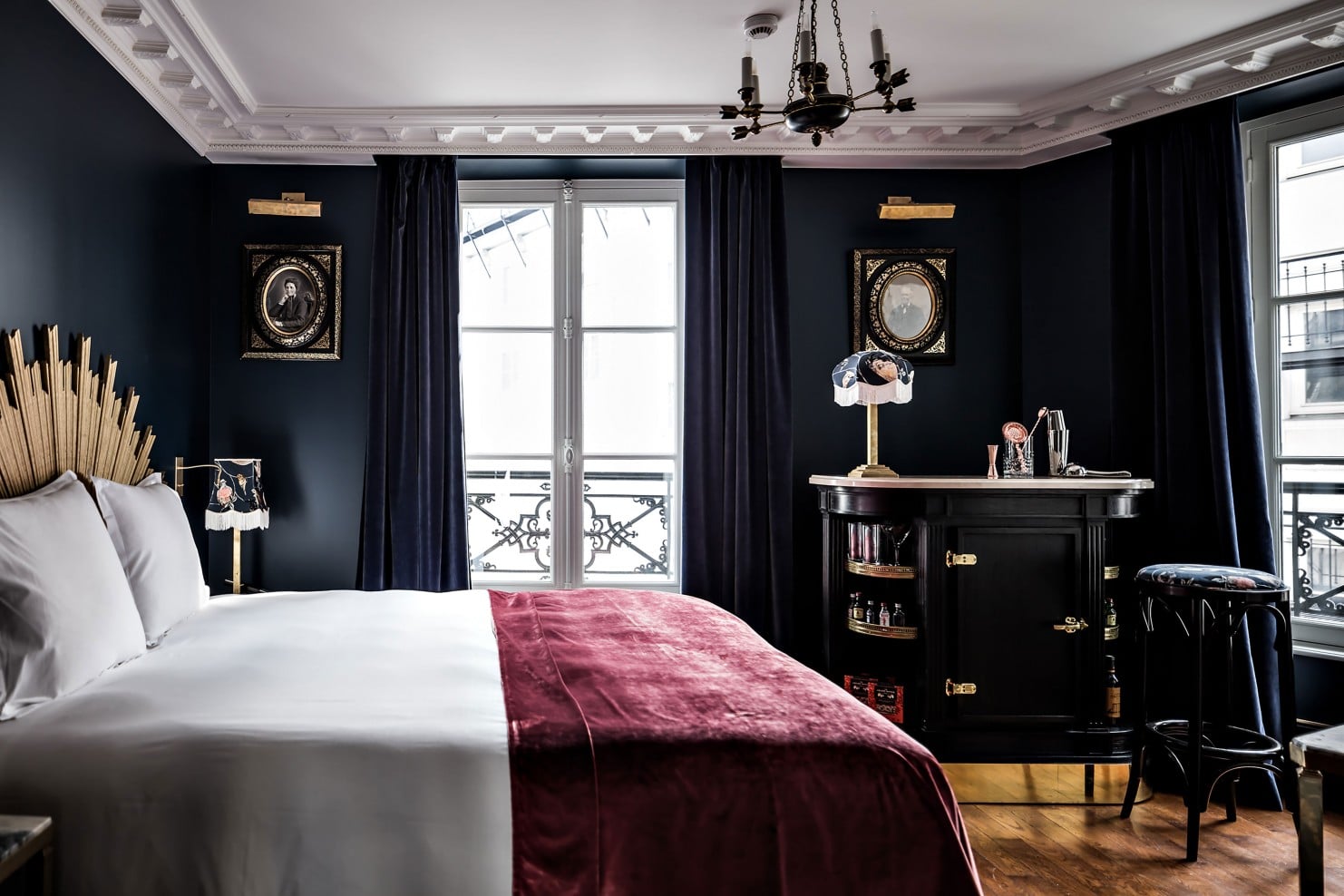 Chambre élégante d'un hôtel boutique à Paris