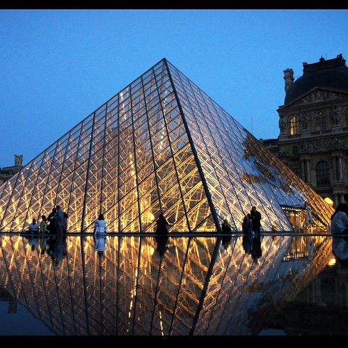 La pyramide du Louvre illuminée, symbole des musées parisiens
